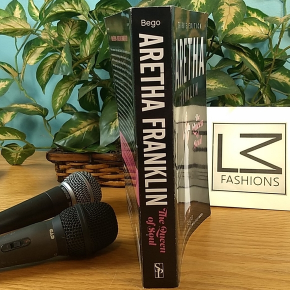 Aretha Franklin:Tribute Edition softcover Bio - Picture 9 of 16